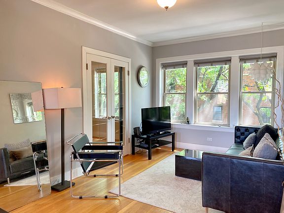 2nd image of 1702 W Catalpa Ave #3E