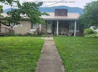 571 James River Rd, Cabin Creek, WV 25035
