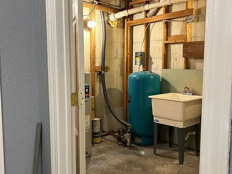483 Ashleigh Ln #B — Photo 4