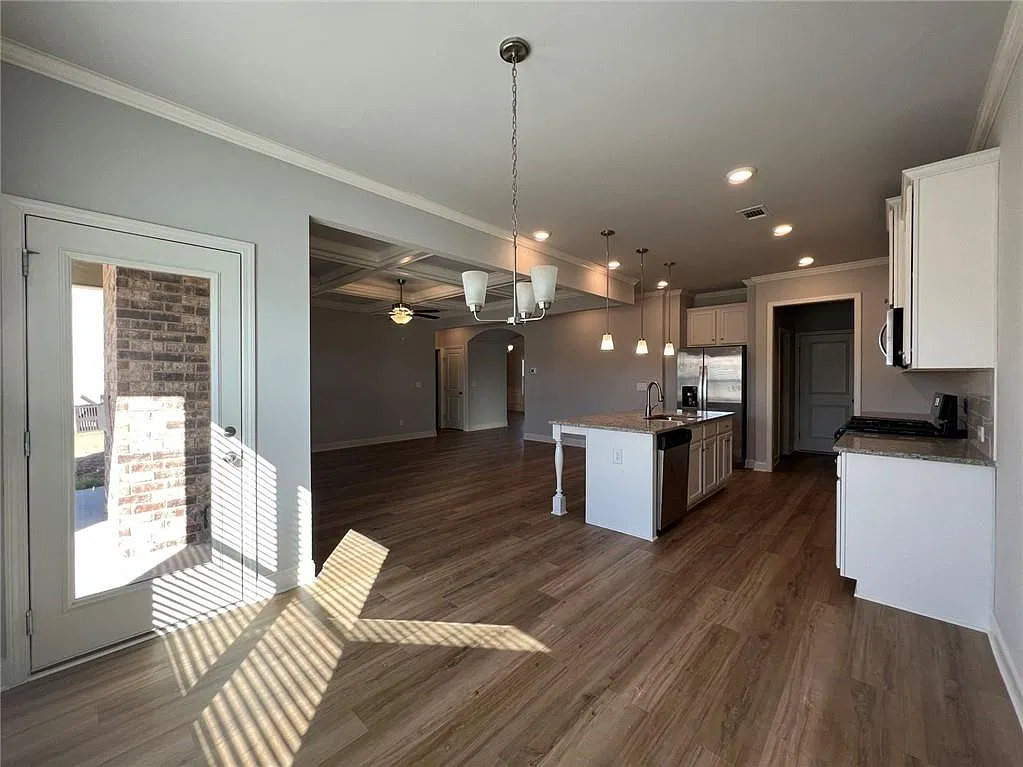 5 bed, 4.0 bath, 2850 sqft, $2,900 — Photo 4