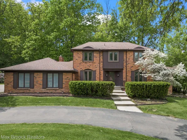 4734 Hardwoods Dr, West Bloomfield, MI 48323