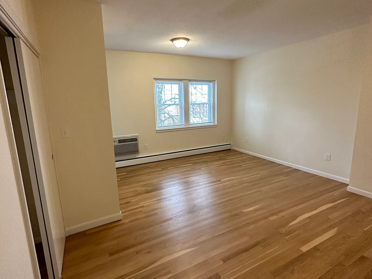 1 bed, 9999 sqft, $2,300 — Photo 2