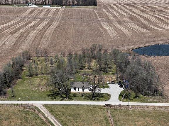 5th image of 690 NE County Road 15504 Rd