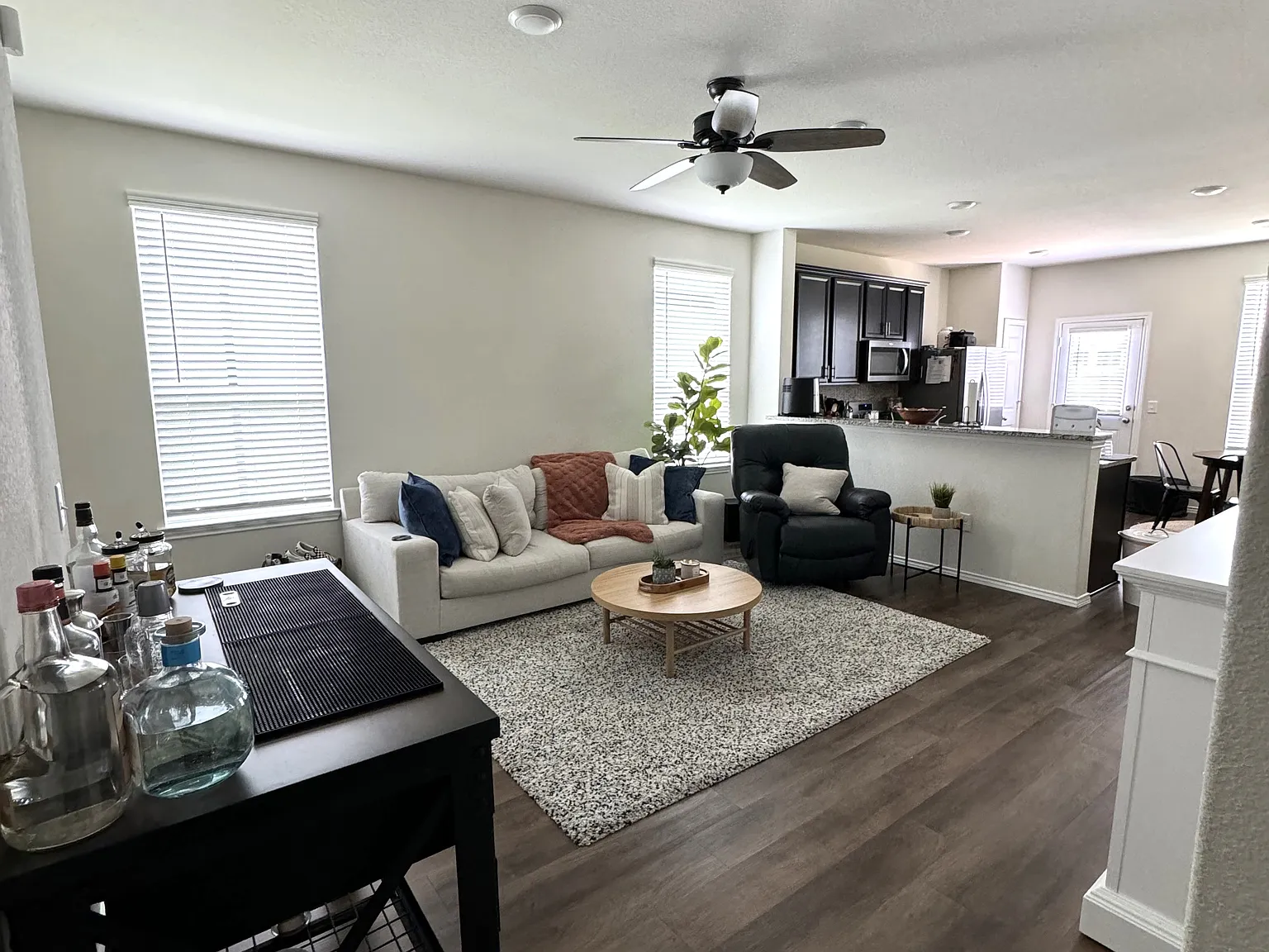 3 bed, 1208 sqft, $2,149 — Photo 3