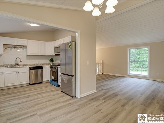 3rd image of 6 Holly Dr