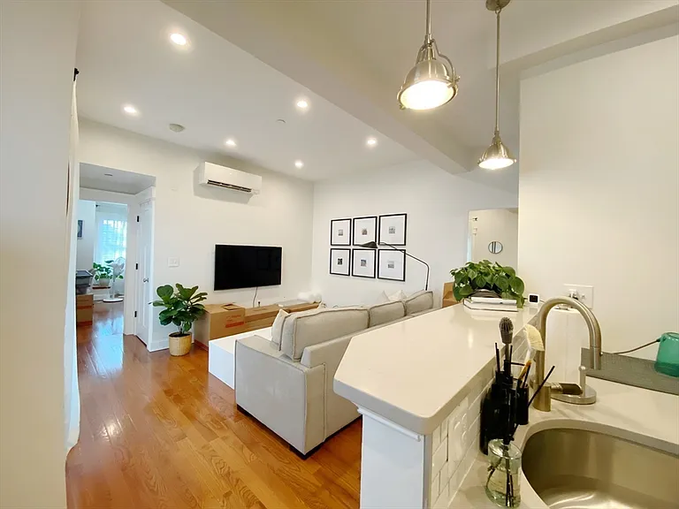 108-110 Webster St #1F — Photo 4