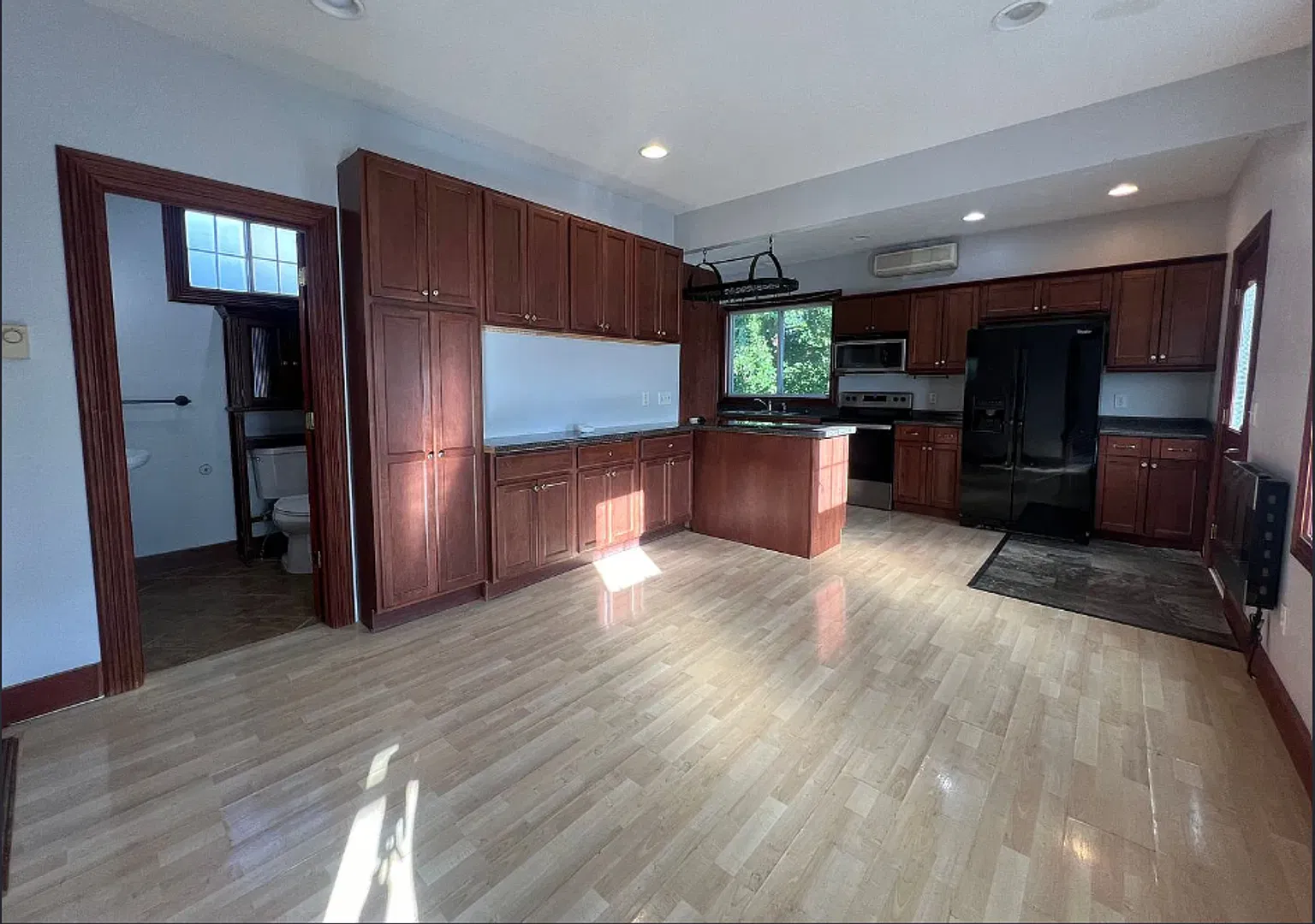 715 E Center ST — Photo 2