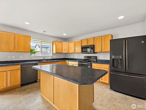 4th image of 3906 E R Street