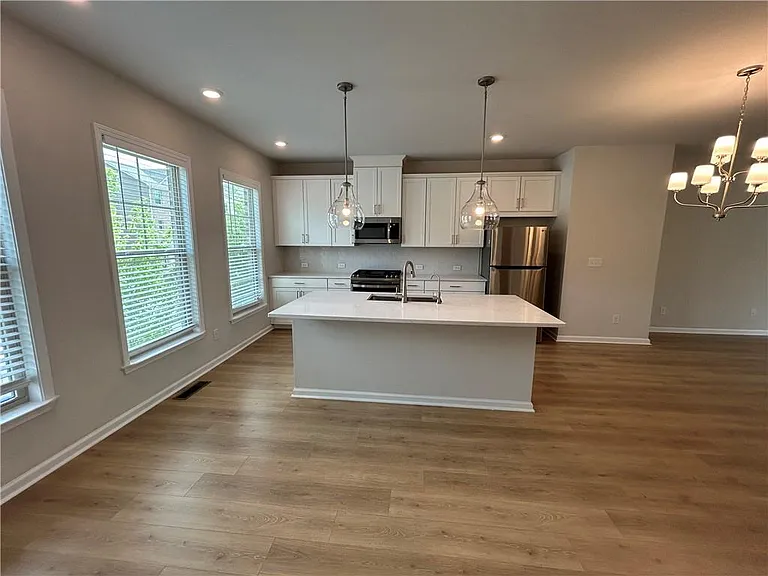 3715 Davis Cir — Photo 6