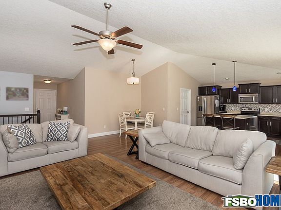 3rd image of 8 Oakley Dr