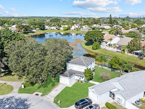 3rd image of 4626 Lakeside Circle