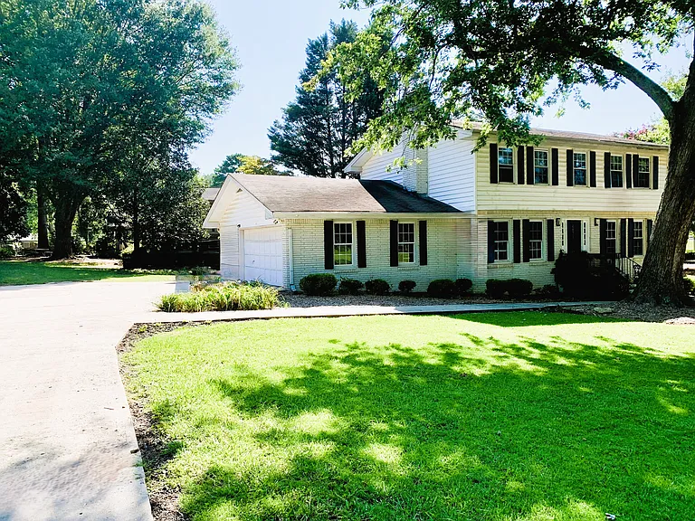 Windwood Dr — Photo 1