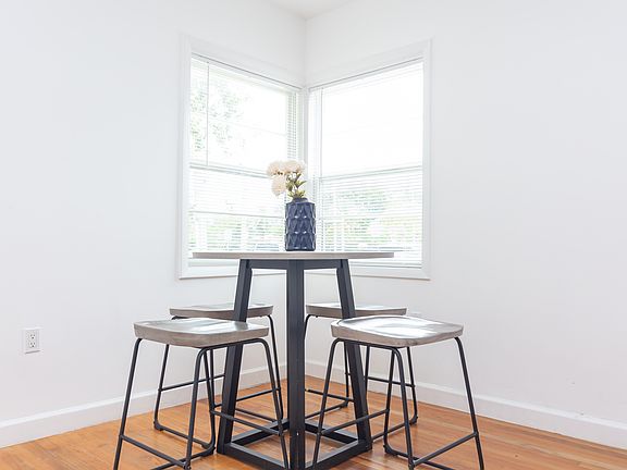 4th image of 300 Sunset Dr APT 1