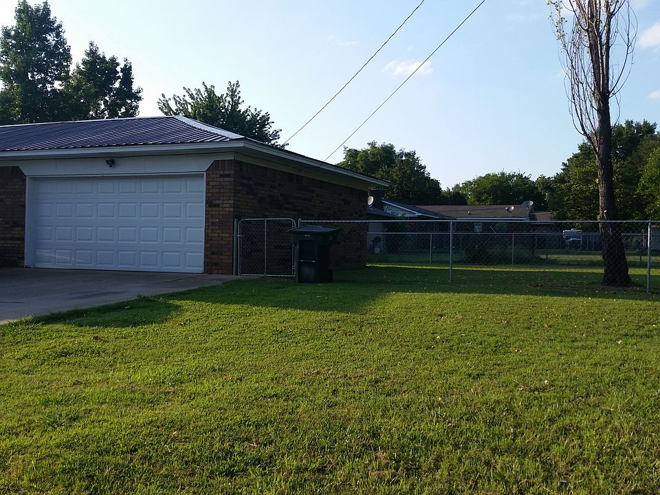 2nd image of 700 W Maple Dr