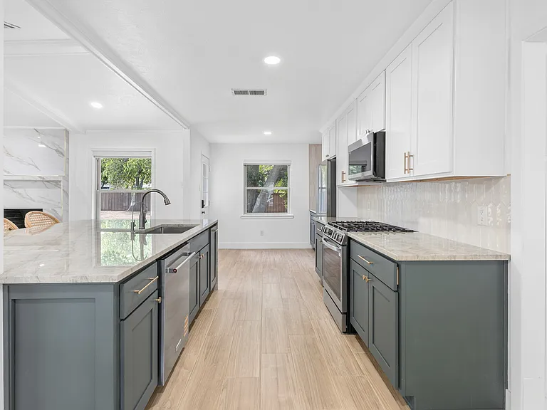 3908 Royal Ln — Photo 9