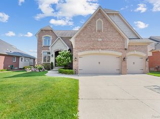 18916 Newbridge Dr, Macomb, MI 48044