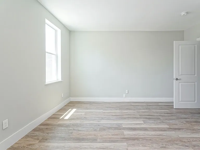 2733 Oakford St — Photo 15