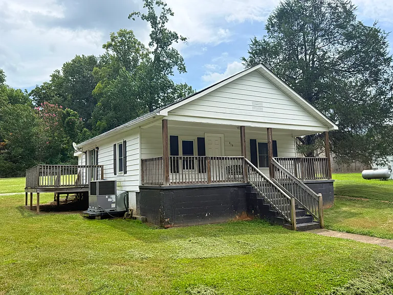 210 N Valley Rd — Photo 1