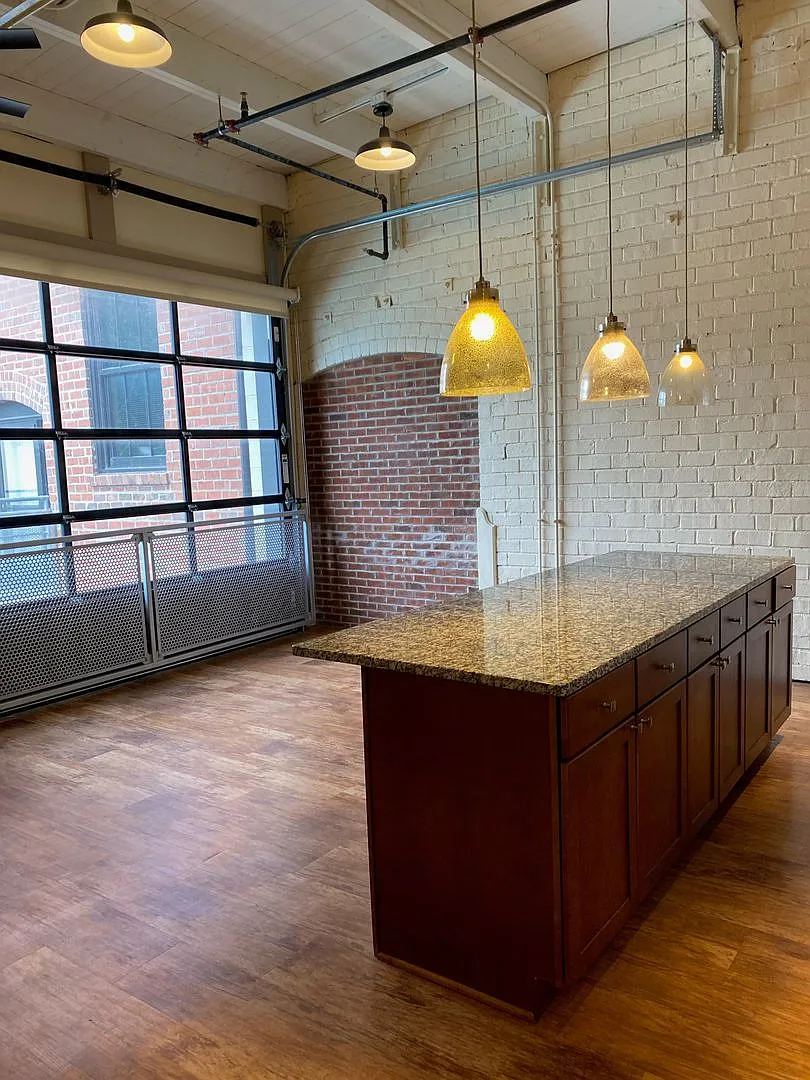 427 Pershing Ave — Photo 3