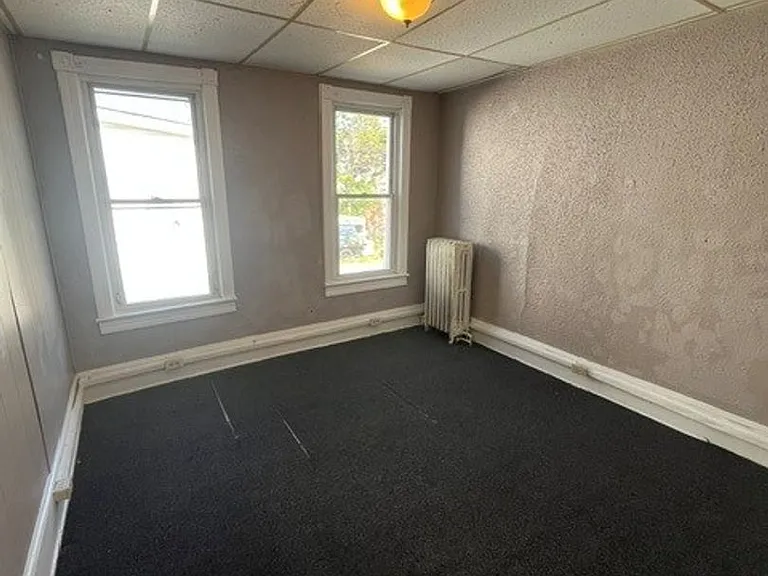223 W Rowe St — Photo 3