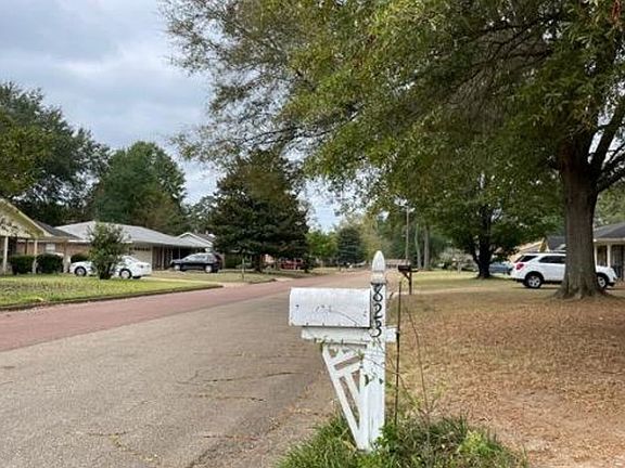 Exterior Neighborhood (street photo)