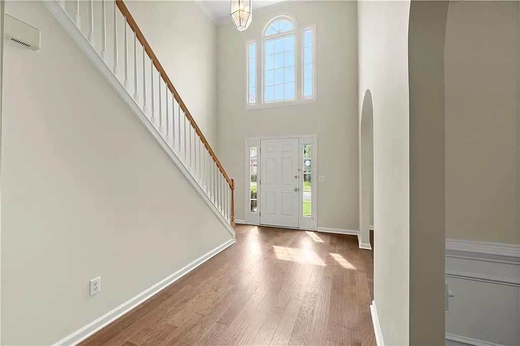 4 bed, 2.5 bath, 2505 sqft, $3,200 — Photo 3