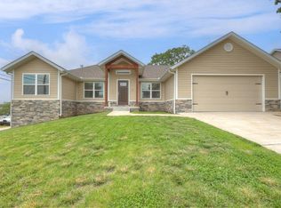 902 Oregon Dr, Carterville, MO 64835