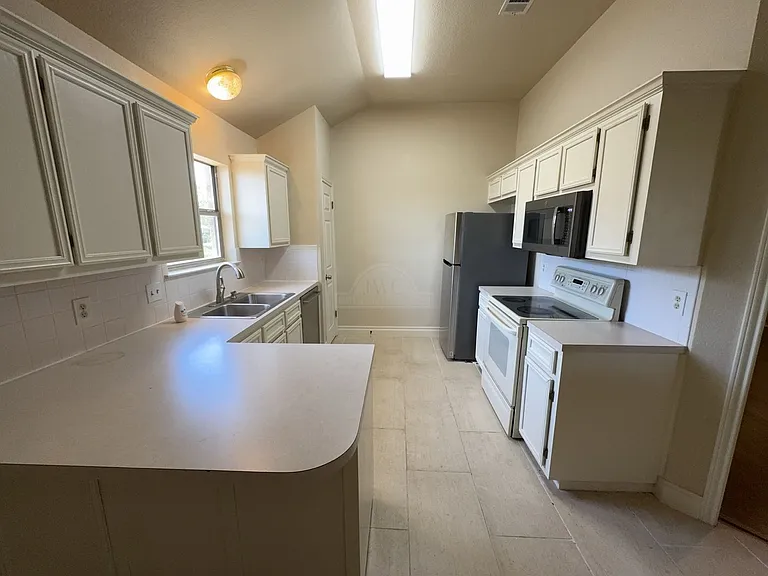 3906 Lone Oak Dr — Photo 5