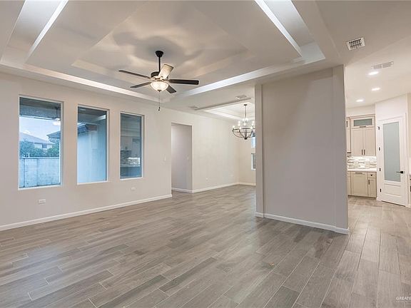 4th image of 2502 Zinnia St