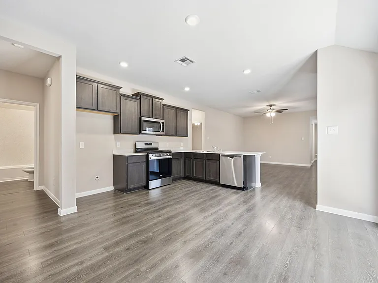 3921 Oak Creek Cir — Photo 13