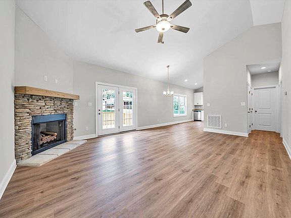 3rd image of 4395 Faircrest Ln