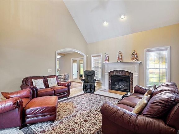 5th image of 4553 Estate Dr