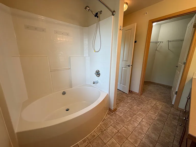 2050A Garry Oaks Ave — Photo 17