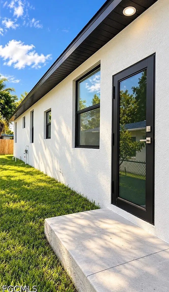 3 bed, 2.0 bath, 1200 sqft, $2,050 — Photo 2