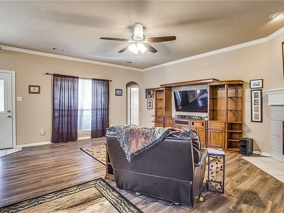 5th image of 948 Sherry Ln