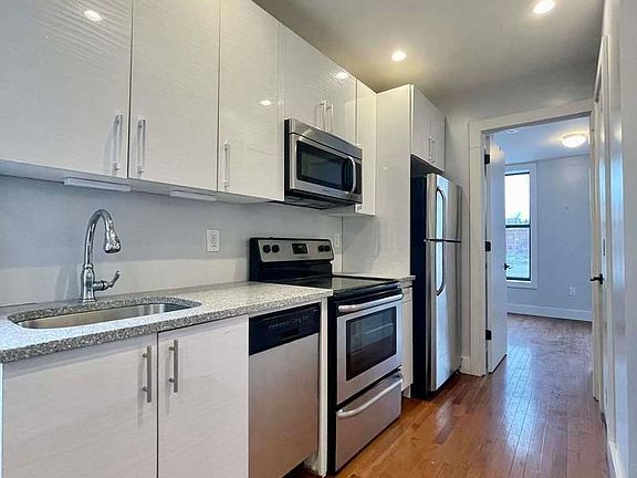 2nd image of 82 Marion St APT 2R
