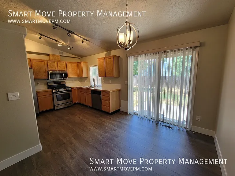 1067 N Crestley Ave — Photo 7