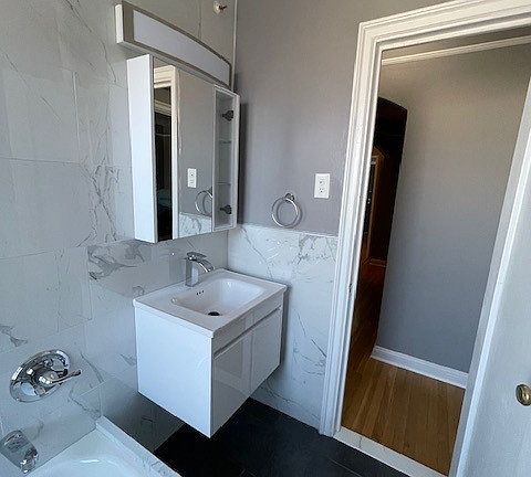 5th image of 300 Main St APT 6B