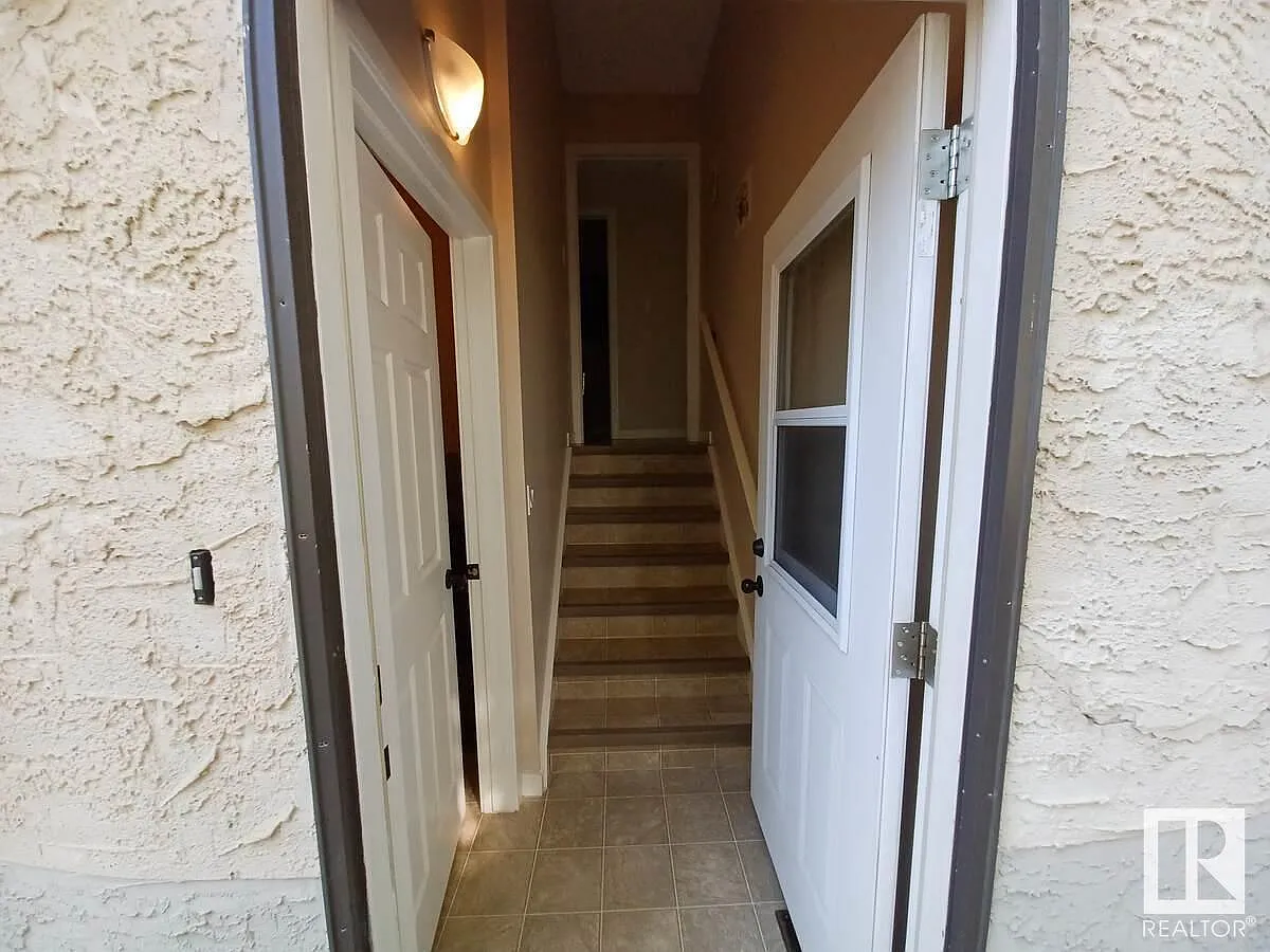 Spacious 2 Bedroom,Main Floor*In Suite Laundry*Great Location — Photo 2