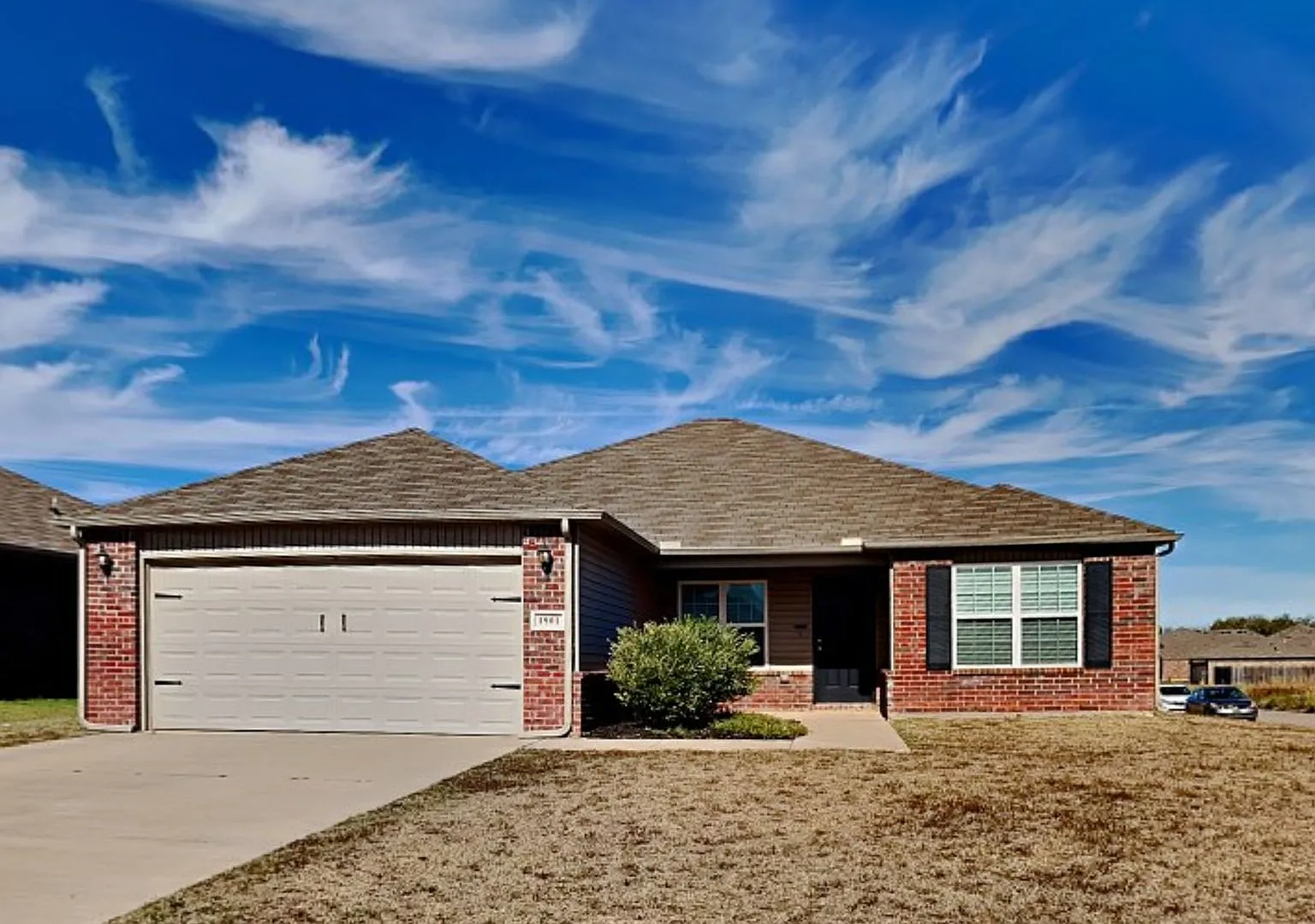 Beautiful 3 Bedroom 2 Bath Home With Storm Shelter in Mustang Schools — Photo 2