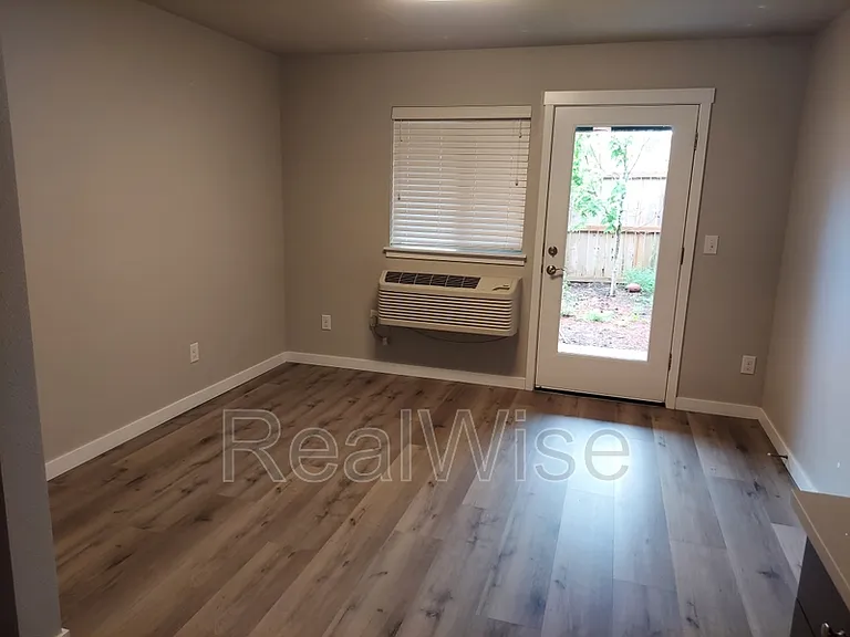 8300 SE Flavel St #102 — Photo 5