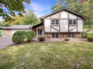 8261 Red Oak Dr, Mounds View, MN 55112