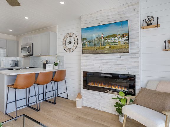 Completely updated Condo fully furnished, expect the best!