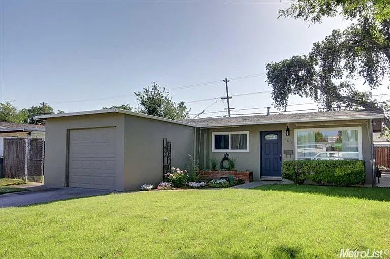 3 bed, 1008 sqft, $2,400 — Photo 1