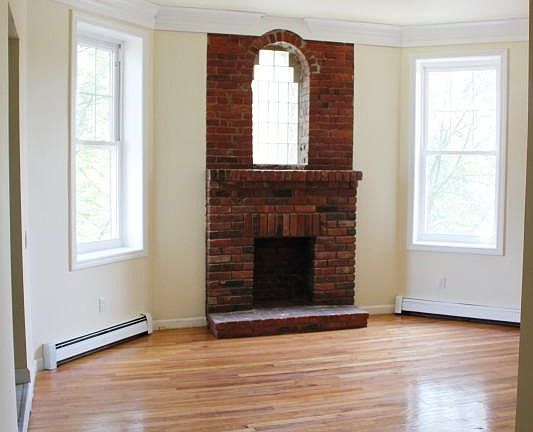 3rd image of 583 Howard Ave #Top