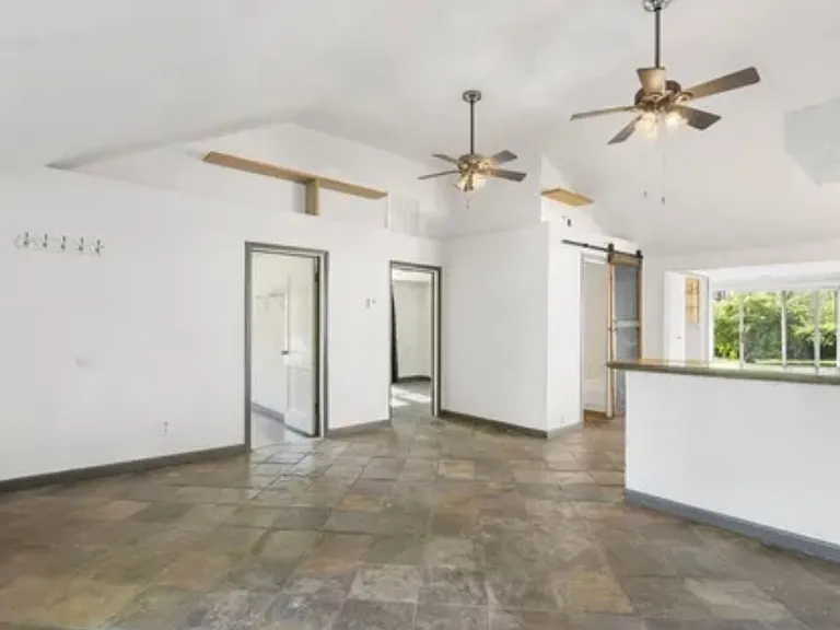 2822 W College St — Photo 4