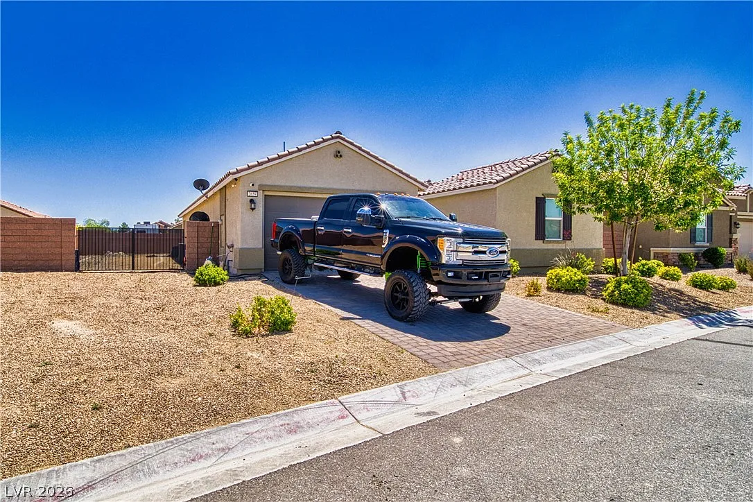 3 bed, 3.0 bath, 2317 sqft, $2,700 — Photo 2