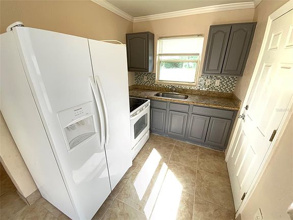 4th image of 1015 Vine Ave