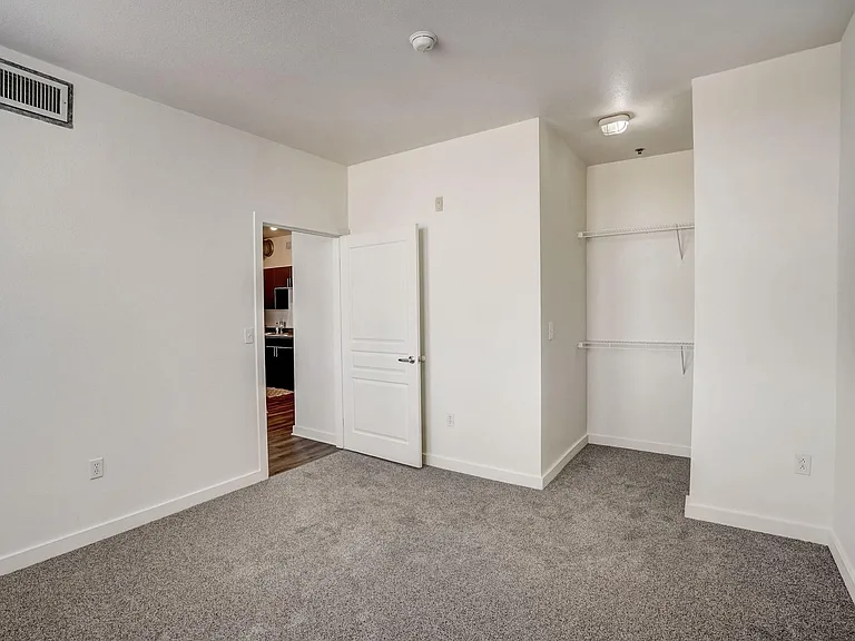 Lincoln Pointe Lofts- Income Restricted — Photo 15