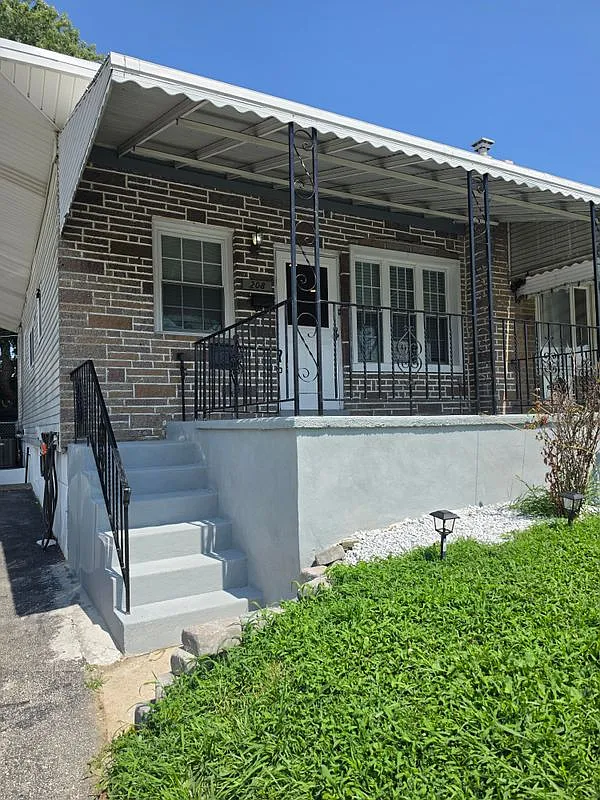 3 bed, 1.0 bath, 1100 sqft, $2,300 — Photo 1